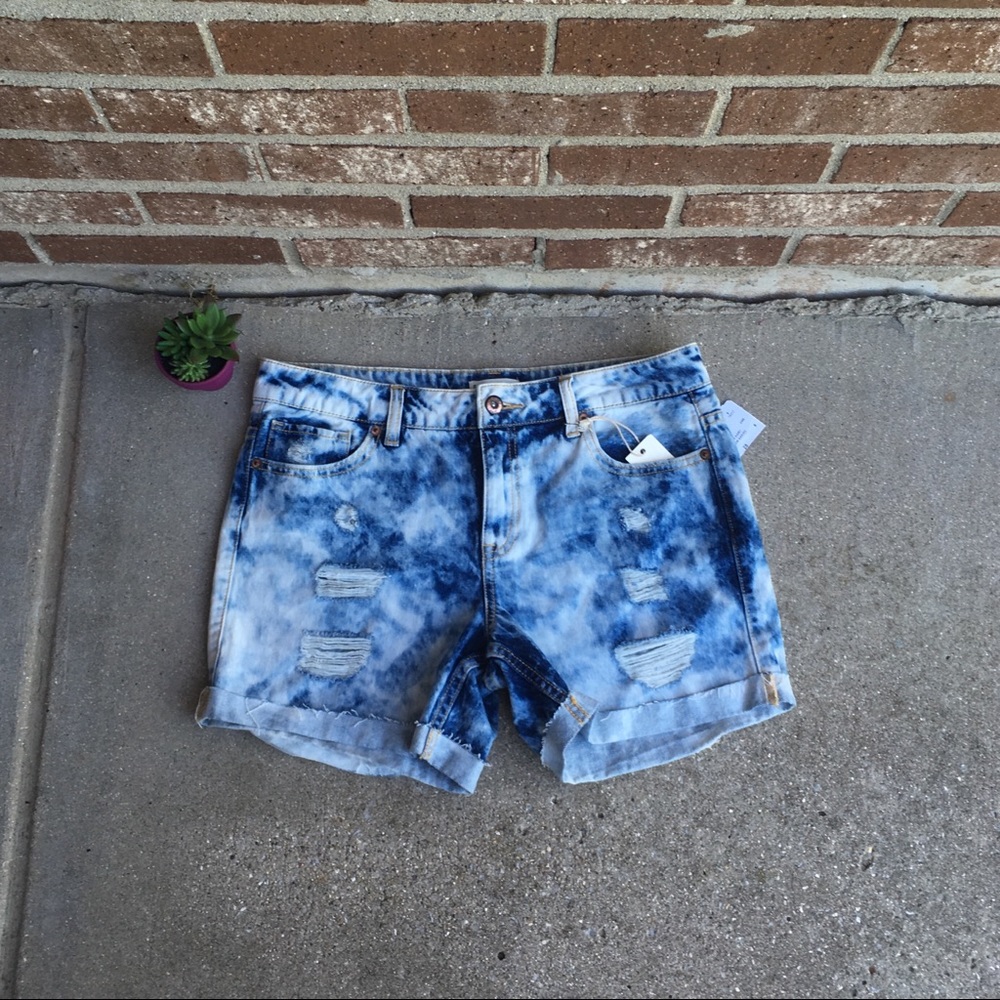 New Y2K Forever 21 acid wash distressed jean shorts size 28